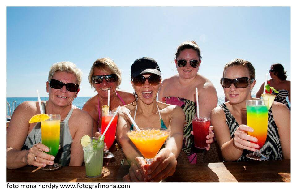 Damer med drinker i Tyrkia