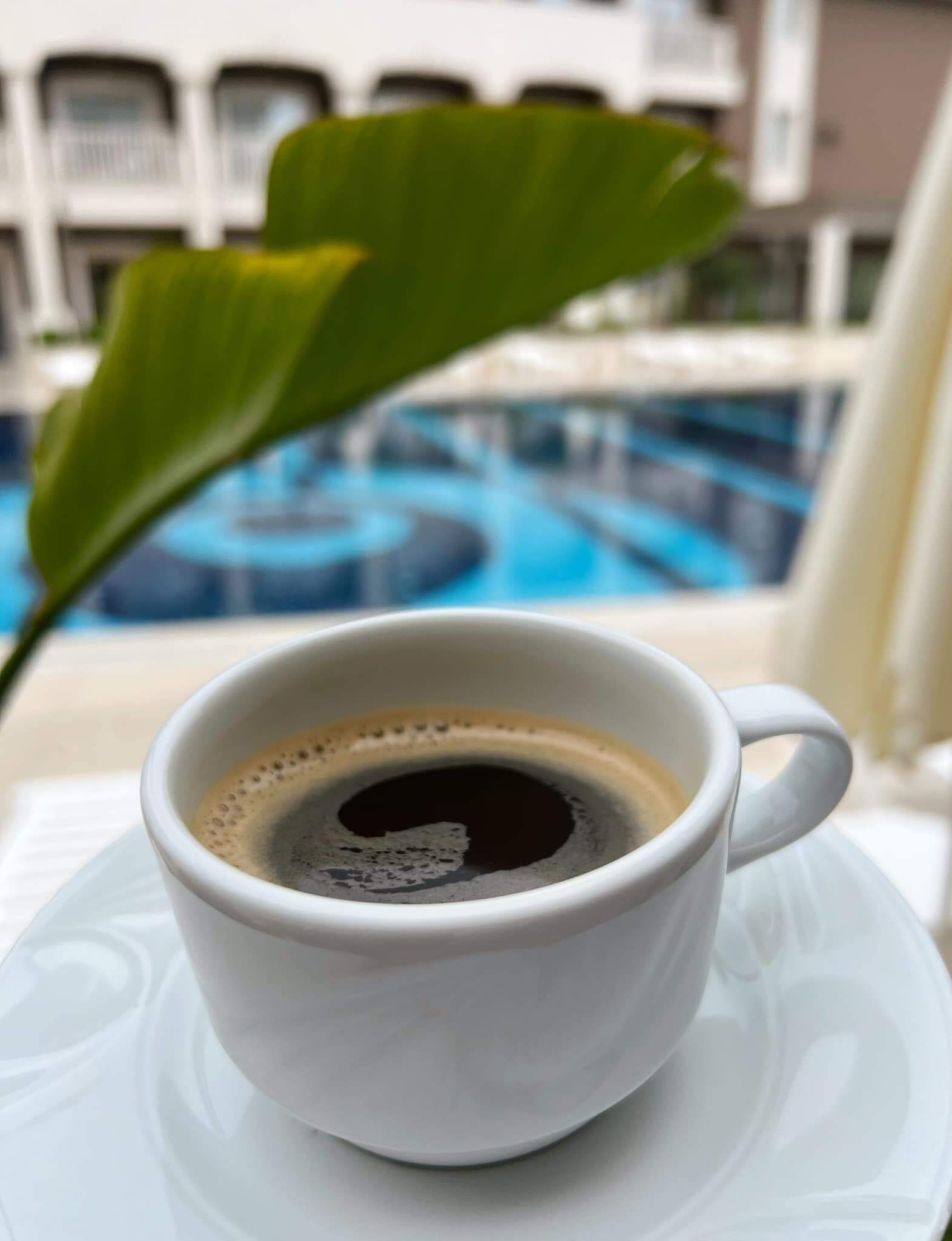 Kaffe ved bassenget