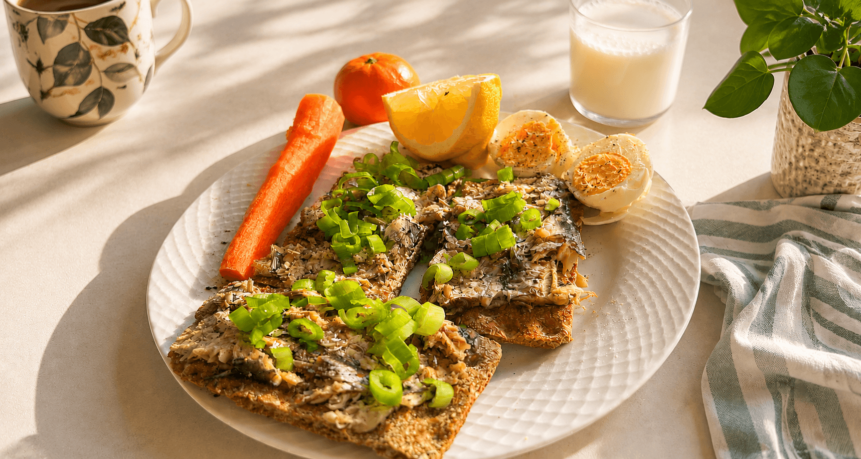 Knekkebrød med sardiner, gulrot og klementin